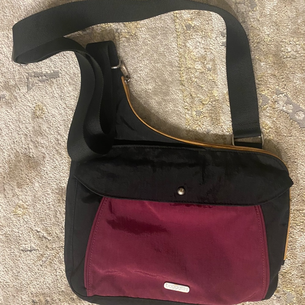 Baggalini Crossbody bag in maroon and black